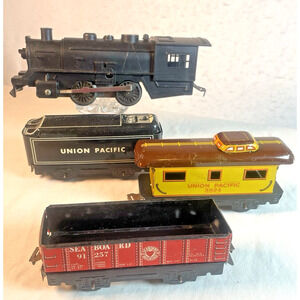 Marx Vtg O Gauge Train x4: Wind Up Engine + Key, Coal Tender, Box Car, Caboose